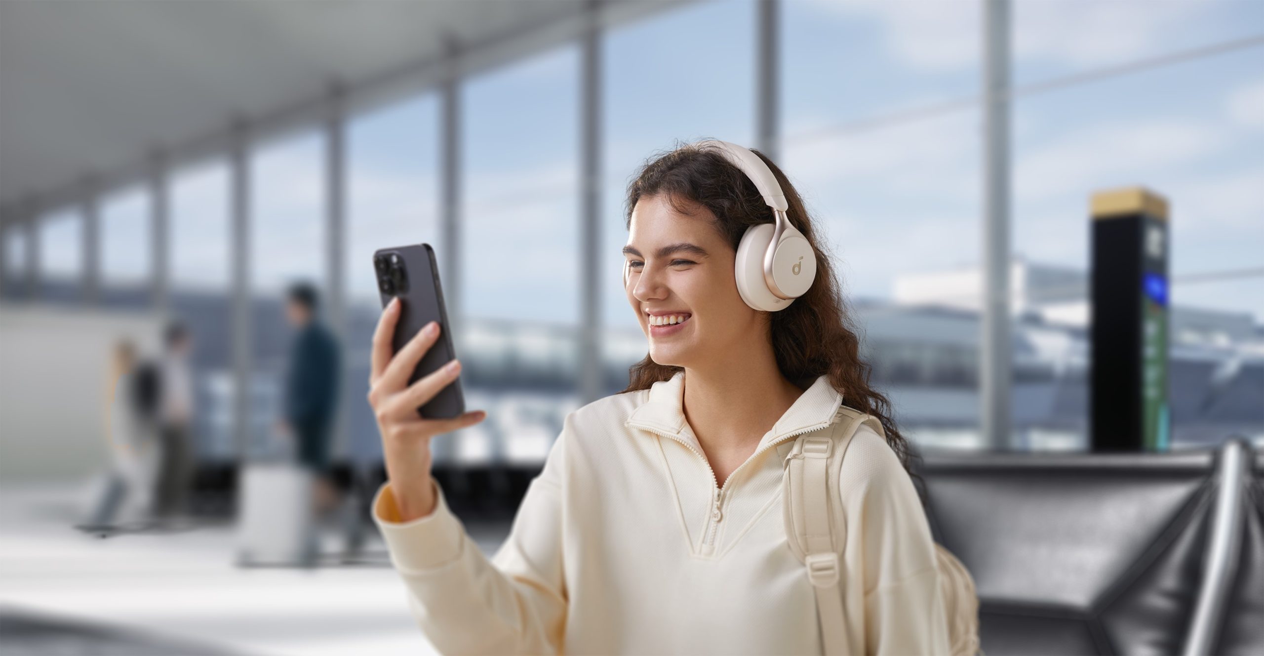 7_headband-a3035g21-soundcore-space-one-b2b-evropa-iskljuceni-uk-plug-bela-iteracija-1-200236